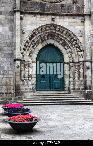 Dom / Igreja Matriz Haupteingang und Kapuzinerkresse Blüten, Viana do Castelo, Nordportugal Stockfoto