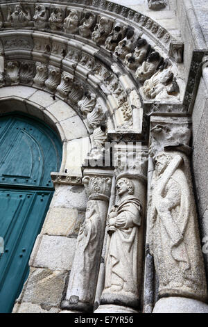 Carvings der Apostel auf Kathedrale aus Stein / Haupteingang Igreja Matriz, Viana do Castelo, Nordportugal Stockfoto