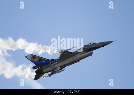 Eine f-16 komme aus der belgischen Luftwaffe schafft Kondensstreifen auf der Airshow 2014 Tatoi. Tatoi Air Show, das öffentliche Hauptereignis des 3. Athen fliegen Woche 2014 begonnen mit einer Leistung von akrobatische und Demo-Teams von ausländischen Luftwaffen am Tatoi Flughafen in der Nähe von Athen in Griechenland. © Michael Debets/Pacific Press/Alamy Live-Nachrichten Stockfoto