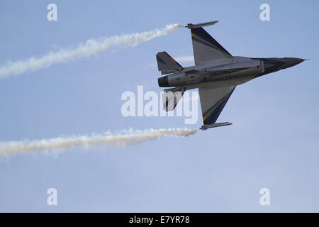 Acharnes, Griechenland. 26. September 2014. Eine f-16 komme aus der belgischen Luftwaffe schafft Kondensstreifen auf der Airshow 2014 Tatoi. Tatoi Air Show, das öffentliche Hauptereignis des 3. Athen fliegen Woche 2014 begonnen mit einer Leistung von akrobatische und Demo-Teams von ausländischen Luftwaffen am Tatoi Flughafen in der Nähe von Athen in Griechenland. Bildnachweis: Michael Debets/Alamy Live-Nachrichten Stockfoto