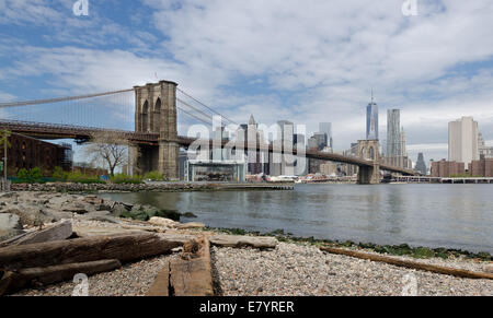 Brooklyn Bridge und Lower Manhattan von dumbo Strand. Stockfoto