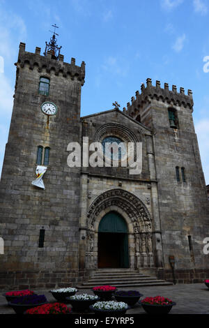 Dom / Igreja Matriz Haupteingang und Kapuzinerkresse Blüten, Viana do Castelo, Nordportugal Stockfoto