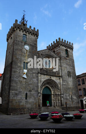 Dom / Igreja Matriz Haupteingang und Kapuzinerkresse Blüten, Viana do Castelo, Nordportugal Stockfoto