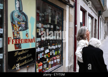 Ältere Damen außerhalb Shop Verkauf Weine und Häfen, Viana do Castelo, Nordportugal Stockfoto