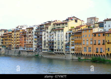 Historischen Gebäuden entlang des Flusses Arno in Florenz, Italien Stockfoto