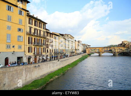 Historischen Gebäuden entlang des Flusses Arno in Florenz, Italien Stockfoto