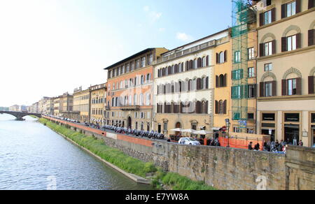 Historischen Gebäuden entlang des Flusses Arno in Florenz, Italien Stockfoto