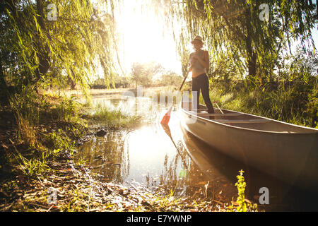 Frau im Kanu Stockfoto