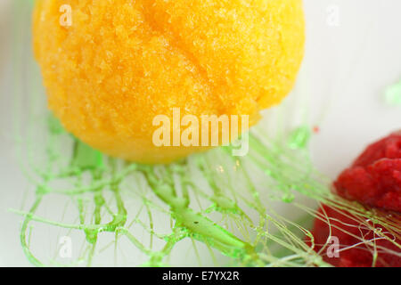 kalt und leckeres Sorbet aus Orange und Erdbeere Stockfoto