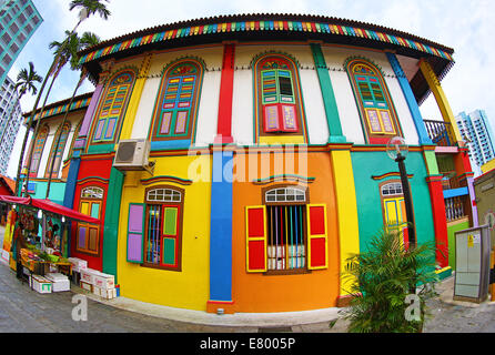 Traditionelle Regenbogen farbige Haus mit bunten Fenstern und Fensterläden in Little India in Singapur, Republik Singapur Stockfoto