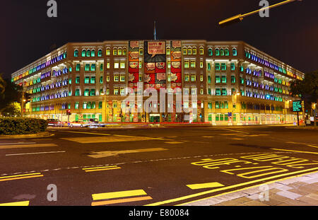 Regenbogen farbige Lichter in den Fenstern von der alten Hill Street Polizeistation Gehäuse Ministerium für Kommunikation und Informat Stockfoto