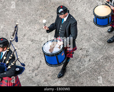Schottischer Musiker Schlagzeuger einer Band fungiert als Host bei der Ankunft des transatlantischen Schiffe im Hafen von Invergordon Schottland Co Stockfoto