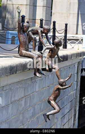 Menschen der Fluss Statue von Chong Fah Cheong Kinder springen in den Fluss in Singapur, Republik Singapur Stockfoto