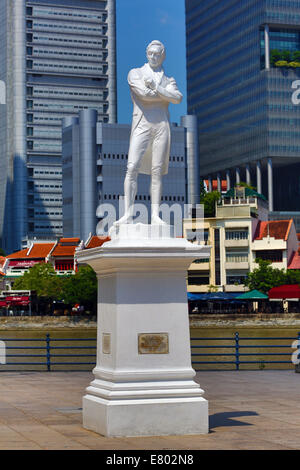 Statue von Sir Thomas Stamford Raffles auf North Boat Quay in Singapur, Republik Singapur Stockfoto