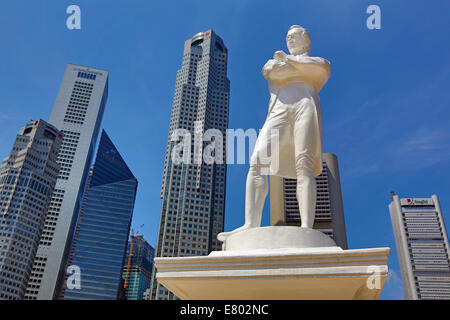 Statue von Sir Thomas Stamford Raffles auf North Boat Quay in Singapur, Republik Singapur Stockfoto