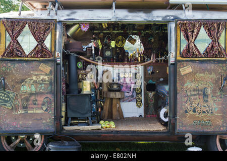 Innere des rostigen VW Ratte Split Screen Volkswagen Wohnmobil bei einer VW-Show. England Stockfoto