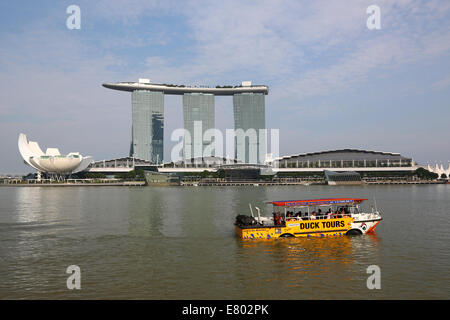 Duck-Touren für Touristen in Marina Bay mit der Marina Bay Sands Hotel in Singapur, Republik Singapur Stockfoto