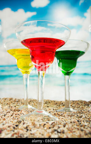 fruchtige Cocktails am Strand Stockfoto