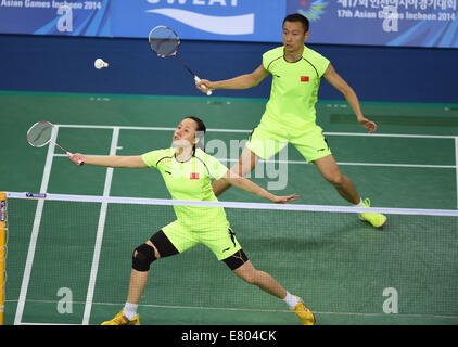 Incheon, Südkorea. 27. Sep, 2014. Zhang Nan (oben) und Zhao Yunlei China konkurrieren im Mixed-Doppel Viertelfinale Spiel Badminton gegen Chen Hung-Ling und Cheng Wen Hsing der Chinese Taipei bei den 17. Asian Games in Incheon, Südkorea, 27. September 2014. China gewann 2: 0. © Ihr Pingfan/Xinhua/Alamy Live-Nachrichten Stockfoto