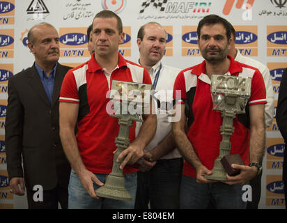 Teheran, Iran. 26. September 2014. 26. September 2014 - Teheran - ersten Platz Libanesen Rallyefahrer ROGER FEGHALI (2 L) und seine Co-Driver JOSEPH MATAR (R) halten ihre Trophäe während der Siegerehrung nach 2014-Nahost-Rallye-Meisterschaft in einem Hotel in der Stadt von Shiraz in Fars Provinz etwa 900 Meilen (559) südlich von Teheran. Morteza Nikoubazl/ZUMAPRESS © Morteza Nikoubazl/ZUMA Draht/Alamy Live-Nachrichten Stockfoto