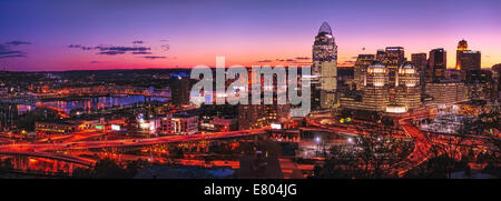 Cincinnati-Skyline bei Nacht Stockfoto