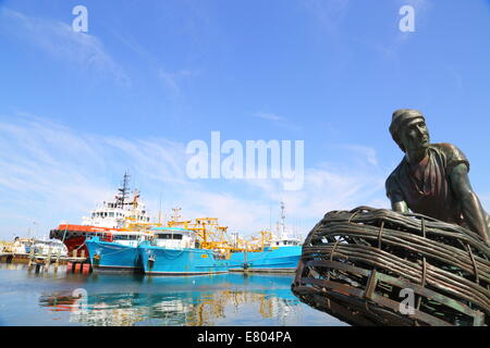 Eines der zwei bronzenen-Skulpturen von den Fischern Memorial in Fremantle Fishing Boat Harbour, Western Australia. Stockfoto