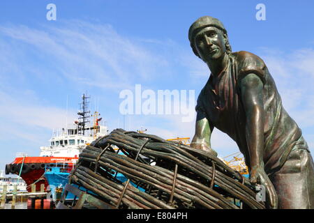 Eines der zwei bronzenen-Skulpturen von den Fischern Memorial in Fremantle Fishing Boat Harbour, Western Australia. Stockfoto