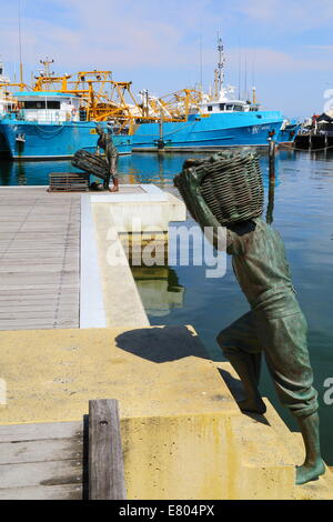 Zwei bronze-Skulpturen von den Fischern Memorial in Fremantle Fishing Boat Harbour, Western Australia. Stockfoto