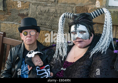 Familie am Whitby Gothic Wochenende stattfindenden an Halloween Stockfoto