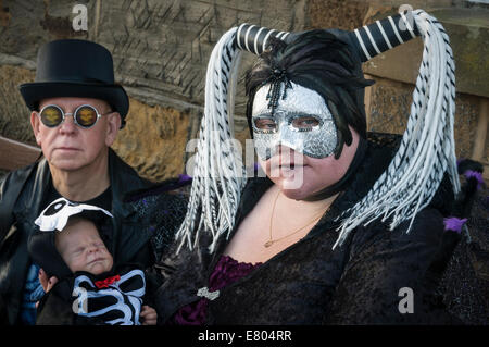 Familie am Whitby Gothic Wochenende stattfindenden an Halloween Stockfoto