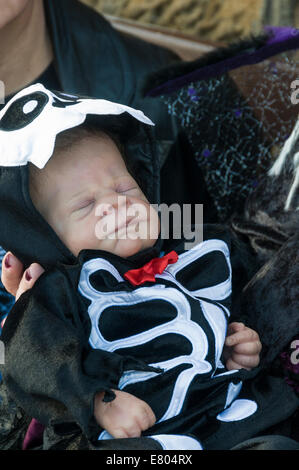 Spielzeug Baby als Goth am Whitby Gothic Wochenende stattfindenden an Halloween verkleidet Stockfoto