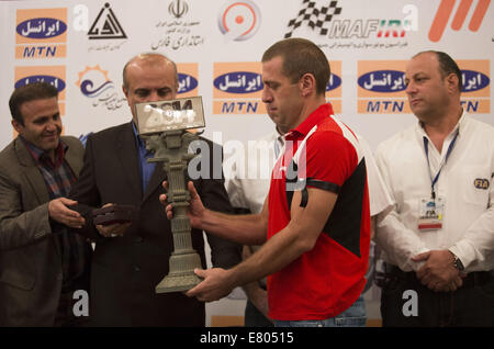 Teheran, Iran. 26. September 2014. 26. September 2014 - Teheran - ersten Platz Libanesen Rallyefahrer ROGER FEGHALI (2. R) erhält seine Trophäe während der Siegerehrung nach 2014-Nahost-Rallye-Meisterschaft in einem Hotel in der Stadt von Shiraz in Fars Provinz etwa 900 Meilen (559) südlich von Teheran. Morteza Nikoubazl/ZUMAPRESS © Morteza Nikoubazl/ZUMA Draht/Alamy Live-Nachrichten Stockfoto