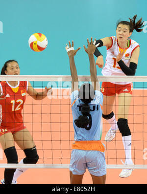 Incheon, Südkorea. 27. Sep, 2014. Wang Qi (R) von China Spitzen während der Frauen Volleyball-Viertelfinale gegen Indien bei den 17. Asian Games in Incheon, Südkorea, 27. September 2014. China gewann 3: 0. © Ma Ping/Xinhua/Alamy Live-Nachrichten Stockfoto