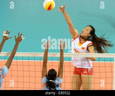 Incheon, Südkorea. 27. Sep, 2014. Liu Yanhan Chinas spikes während der Frauen Volleyball-Viertelfinale gegen Indien bei den 17. Asian Games in Incheon, Südkorea, 27. September 2014. China gewann 3: 0. © Ma Ping/Xinhua/Alamy Live-Nachrichten Stockfoto