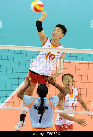 Incheon, Südkorea. 27. Sep, 2014. Zhang Xiaoya (oben) von China Spitzen während der Frauen Volleyball-Viertelfinale gegen Indien bei den 17. Asian Games in Incheon, Südkorea, 27. September 2014. China gewann 3: 0. © Ma Ping/Xinhua/Alamy Live-Nachrichten Stockfoto