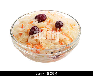 Sauerkraut mit Preiselbeeren isoliert Sauerkraut mit Preiselbeeren in eine Glasschüssel auf weiss Stockfoto