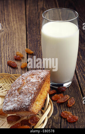 Cupcake und Glas Milch auf Vintage Holztisch Stockfoto