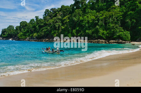 Fischer am Strand Teluk Hijau (Grüne Bucht) in Banyuwangi, Ost-Java, Indonesien Stockfoto