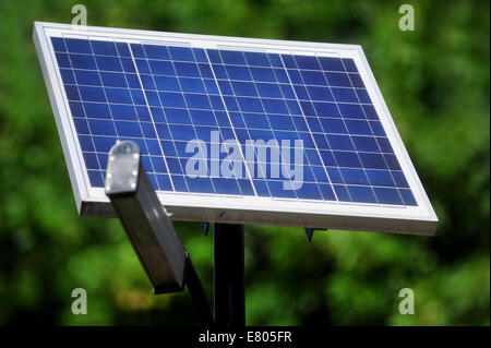 Öffentliche Beleuchtung Mast mit Photovoltaik-panel Stockfoto