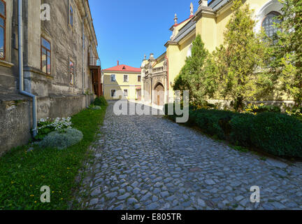 Gasse in Kamyanets-Podilsky. St. Peter und Paul Kathedrale (16.-18. Jh.), Gebäude der ehemaligen katholischen Priesterseminar (1782) Stockfoto