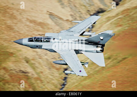 RAF Tornado GR4 Fighter jets abgebildeten niedrigen Niveau Ausbildung in Snowdonia, Wales. Stockfoto