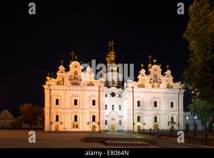 Uspenski Kathedrale im Höhlenkloster von Kiew in der Nacht Stockfoto