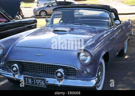 Newport Beach, Sydney, Australien. 27. September 2014. Oldtimer werden am Newport Beach in Sydney ausgestellt. Hier ein klassischer Ford Thunderbird. Quelle: martin Berry/Alamy Live News Stockfoto