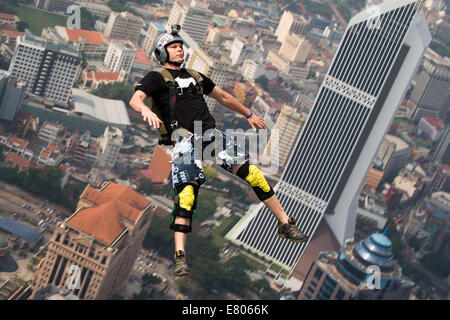 Kuala Lumpur, Malaysia. 27. September 2014. KL-Tower-BASE-Jump 2014 ist eine jährliche Veranstaltung der Kuala Lumpur Tower, der internationalen und nationalen Zuschauer angezogen haben. Bildnachweis: Sharkawi Che Din/Alamy Live-Nachrichten Stockfoto