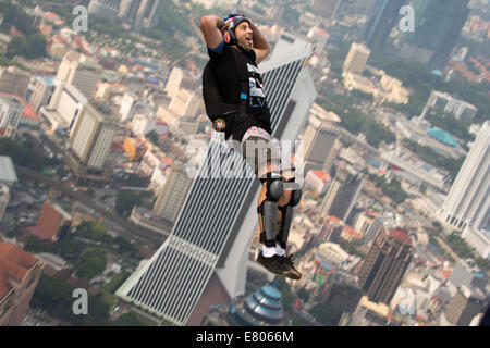 Kuala Lumpur, Malaysia. 27. September 2014. KL-Tower-BASE-Jump 2014 ist eine jährliche Veranstaltung der Kuala Lumpur Tower, der internationalen und nationalen Zuschauer angezogen haben. Bildnachweis: Sharkawi Che Din/Alamy Live-Nachrichten Stockfoto