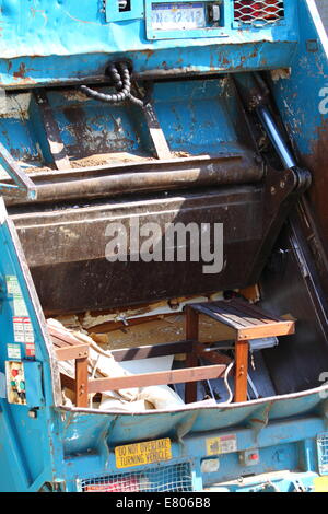 Ein Müllwagen geladen mit ausrangierten Gegenständen auf großes Stück Müll abholen Tag in Fremantle, Western Australia, Australien. Stockfoto