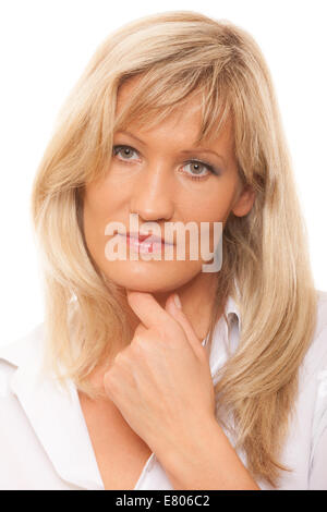 Nachdenklich denken Reife Frau Porträt. Isoliert auf weißem Hintergrund Stockfoto