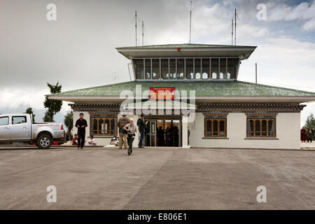 Ost Bhutan, Yongphula, Domestic Airport Passenger terminal-Gebäude, Passagiere Stockfoto