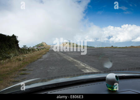 Ost Bhutan, Yongphula, Domestic Airport, Blick vom Autofahren über Laufsteg zum terminal Stockfoto