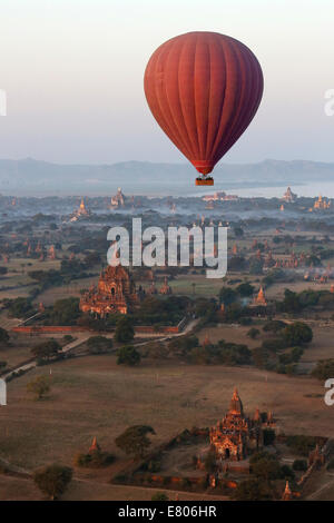 Heißluftballon fliegen über die Tempel von der archäologischen Zone in Bagan in Myanmar. Stockfoto